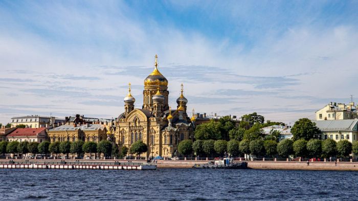 Успенское подворье на набережной Лейтенанта Шмидта, вид с Невы
