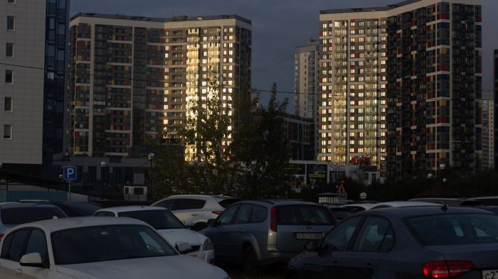 Двор многоэтажек, плотно заставленный легковыми машинами